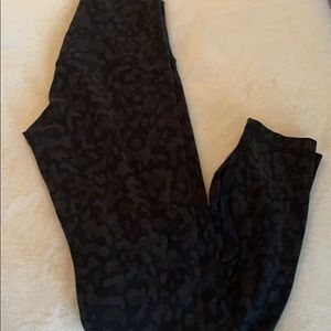 Lululemon black cheetah print Aligns 25”